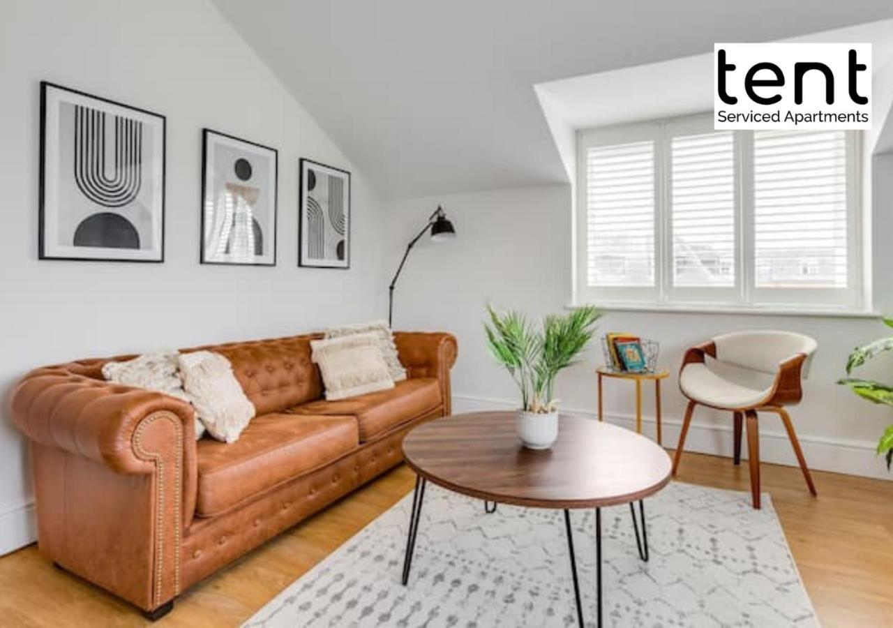 Stylish 1 Bed Apt , Central , Pkg, Perfect For Long Stays Egham Exterior photo
